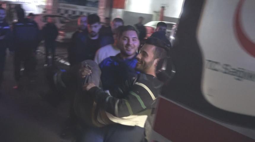 Bacağından vurulan gen&ccedil; ambulansa taşınırken hem g&uuml;ld&uuml; hem şarkı s&ouml;yledi