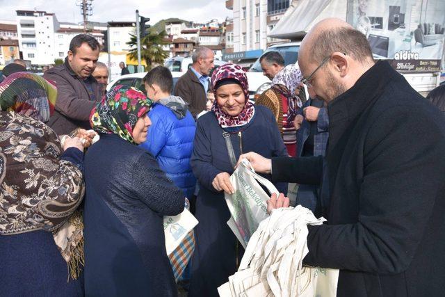 Başkan Özcan bez çanta dağıttı