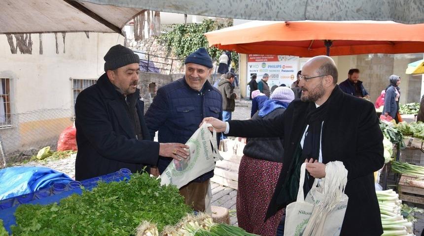 Başkan &Ouml;zcan bez &ccedil;anta dağıttı