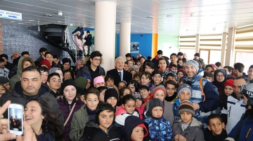 Minik kayakseverler, başarı belgelerini Başkan Başsoy&rsquo;un elinden aldılar