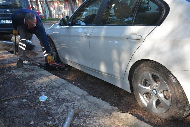 Sinop’ta park halindeki 20 aracın lastiklerini kestiler