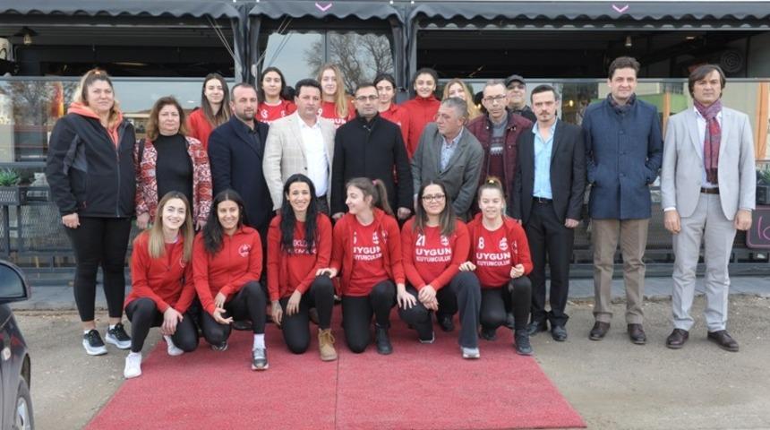 Erdoğan&rsquo;dan, &Ccedil;i&ccedil;eklidedespor Voleybol Takımına kahvaltı