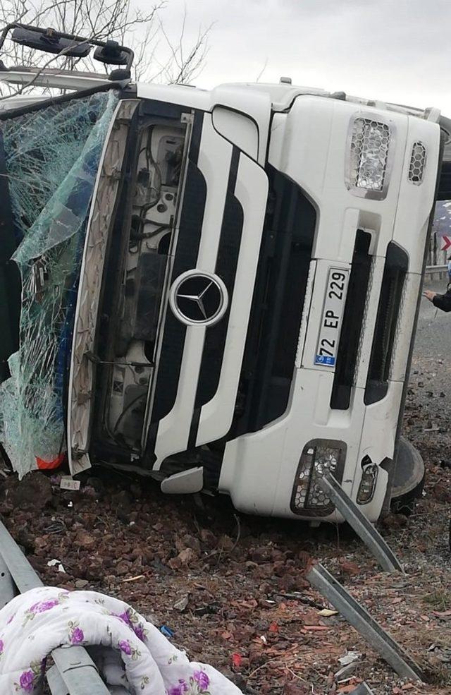 Elazığ’da tanker devrildi:1 yaralı