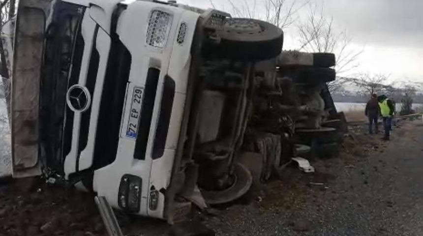 Elazığ&rsquo;da tanker devrildi:1 yaralı