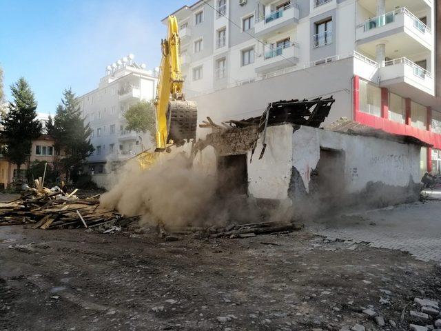 Osmaniye’de suçlulara yuva olan metruk binalar yıkılıyor