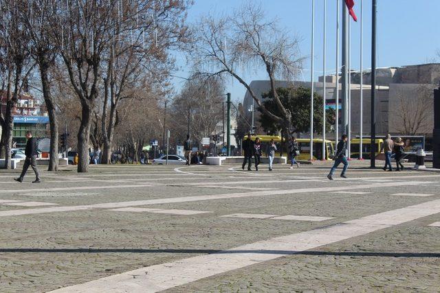 Güneşi gören Gaziantepliler park ve bahçelere akın etti