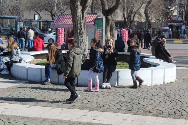 Güneşi gören Gaziantepliler park ve bahçelere akın etti