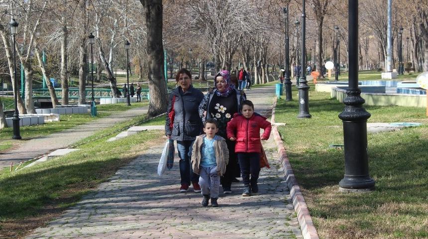 G&uuml;neşi g&ouml;ren Gaziantepliler park ve bah&ccedil;elere akın etti