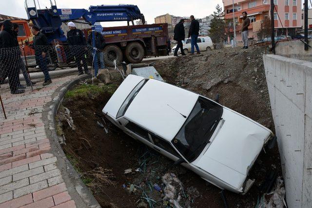 Otomobil inşaat boşluğuna düştü: 1 yaralı