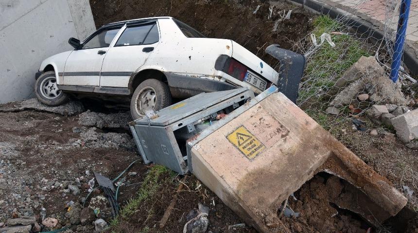 Otomobil inşaat boşluğuna düştü: 1 yaralı