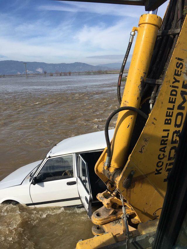 Taşkın suları otomobili yuttu, sürücü zor kurtuldu