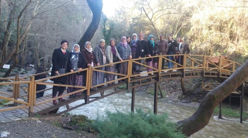 &Ccedil;apaklılı kadınlar Salihli&rsquo;yi gezdi