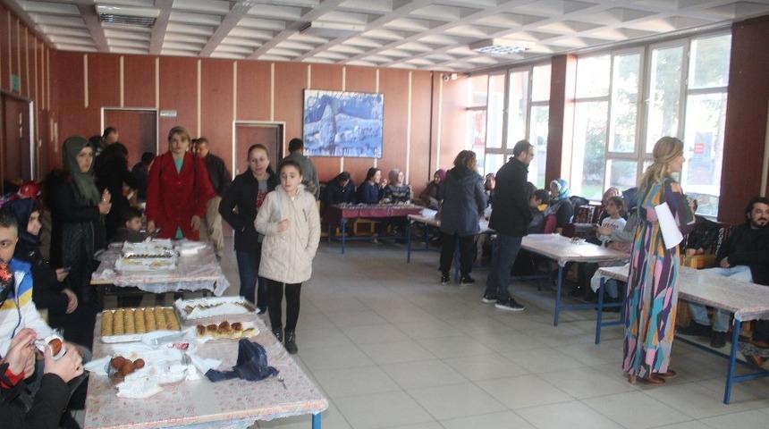 Usta &ouml;ğretici yararına kermes d&uuml;zenlendi