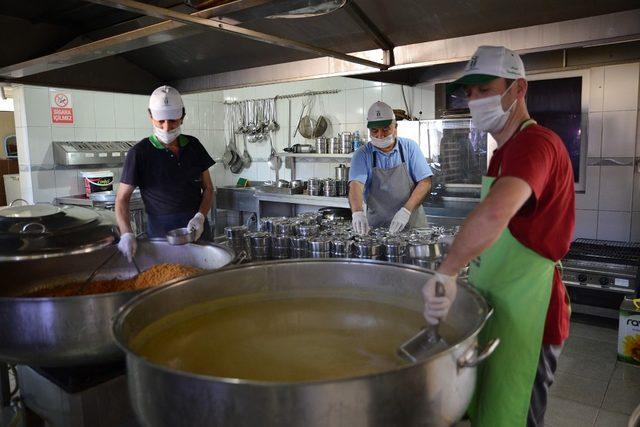 İhtiyaç sahipleri için her gün 300 porsiyon yemek hazırlanıyor