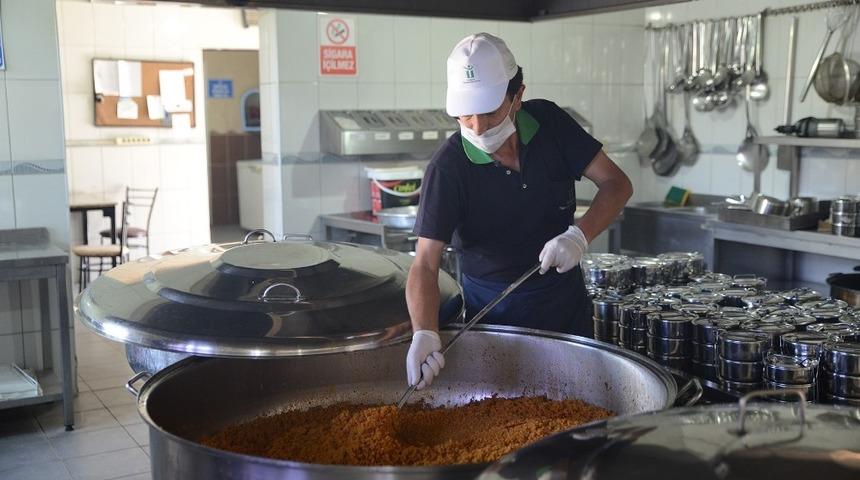 İhtiya&ccedil; sahipleri i&ccedil;in her g&uuml;n 300 porsiyon yemek hazırlanıyor