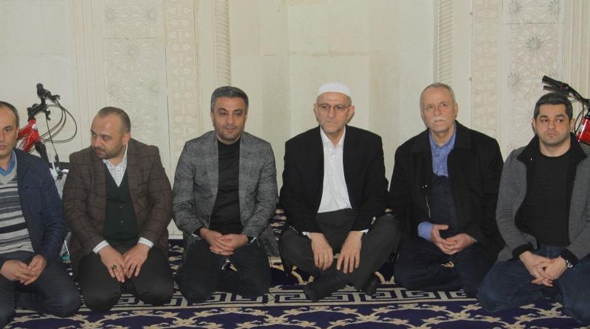 Camiye gittiler, &ouml;d&uuml;lleri kaptılar