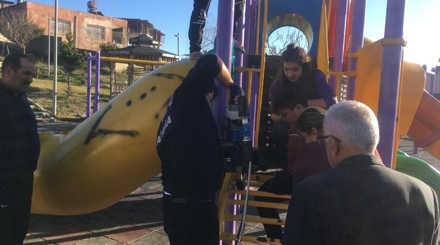 Ayağı demir bloklar arasına sıkışan &ccedil;ocuğu itfaiye kurtardı