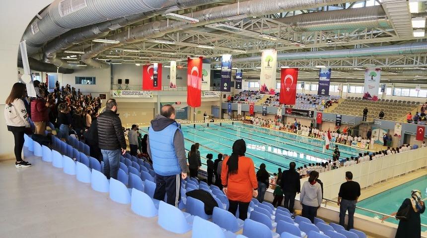 Minik kula&ccedil;lar ata y&uuml;zme şenliğinde yarıştı