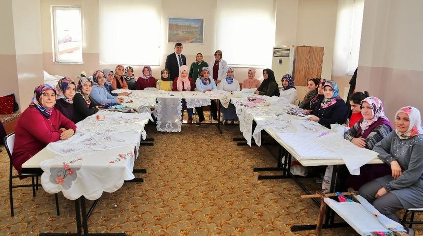 Fadıloğlu, kadınların eserlerini inceledi