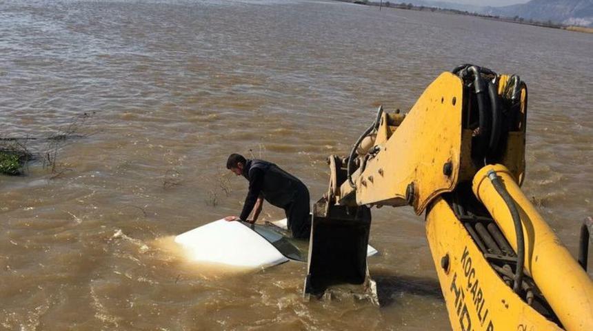 Taşan nehir otomobilini yuttu, canını zor kurtardı!