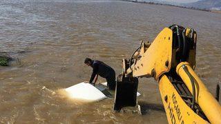 Taşan nehir otomobilini yuttu, canını zor kurtardı!