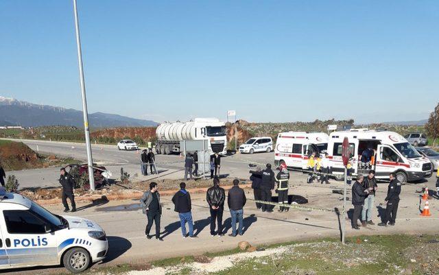 Gaziantep'te cip ile çarpışan otomobil ikiye bölündü: 1 ölü, 2 yaralı