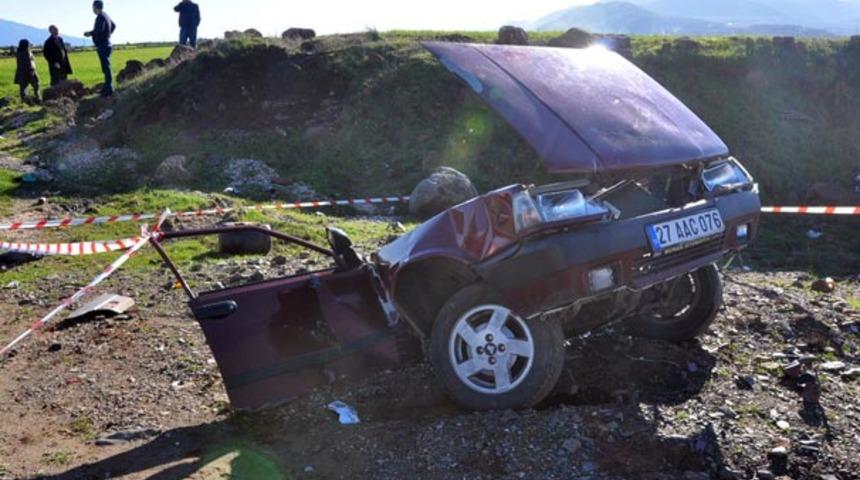Gaziantep'te cip ile çarpışan otomobil ikiye bölündü: 1 ölü, 2 yaralı