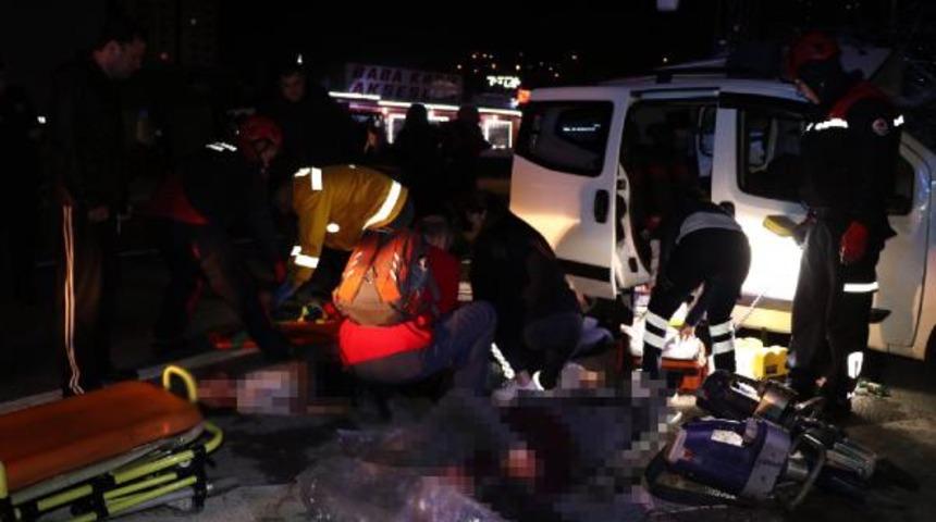 Adana'da yolcu otobüsü ile hafif ticari araç çarpıştı: 3 ölü, 2 yaralı