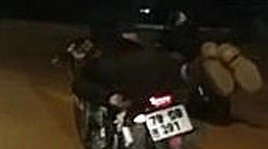 Polis g&ouml;r&uuml;nt&uuml;lerini paylaştı! Motorda akrobasi pahalıya patladı