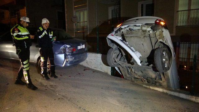 Hafif ticari araçla çarpışan otomobil, apartmanın otoparkına düştü