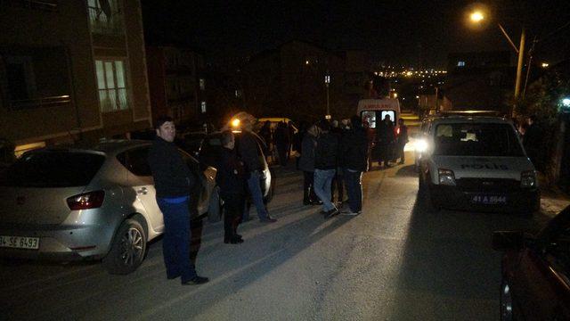 Hafif ticari araçla çarpışan otomobil, apartmanın otoparkına düştü