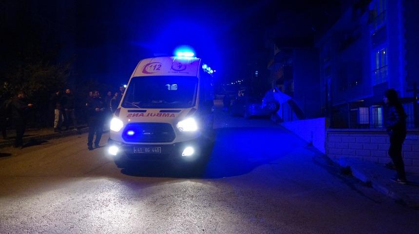 Hafif ticari ara&ccedil;la &ccedil;arpışan otomobil, apartmanın otoparkına d&uuml;şt&uuml;