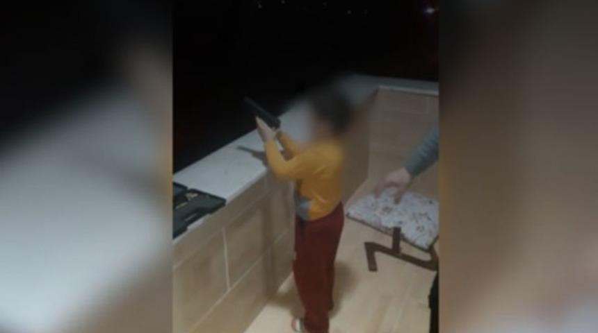 5 yaşındaki &ccedil;ocuğa silah verip ateş ettirdi! Valilik harekete ge&ccedil;ti