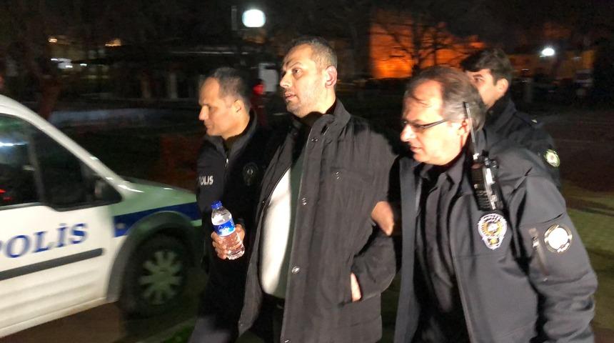 Halı sahayı kana buladı! Lin&ccedil; edilmekten polis kurtardı!