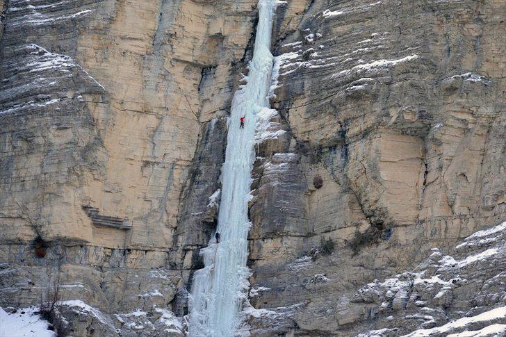 Dünyaca ünlü dağcılar 'sakin kent'te buz tırmanışı yaptı  G1