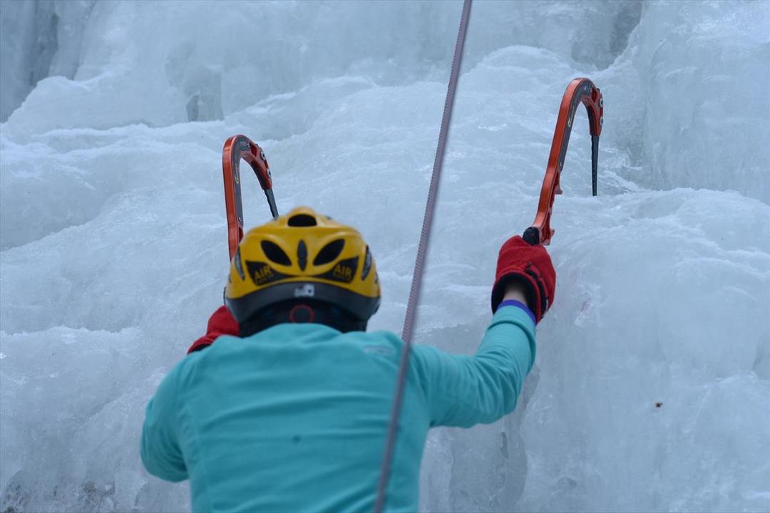 D&uuml;nyaca &uuml;nl&uuml; dağcılar 'sakin kent'te buz tırmanışı yaptı 