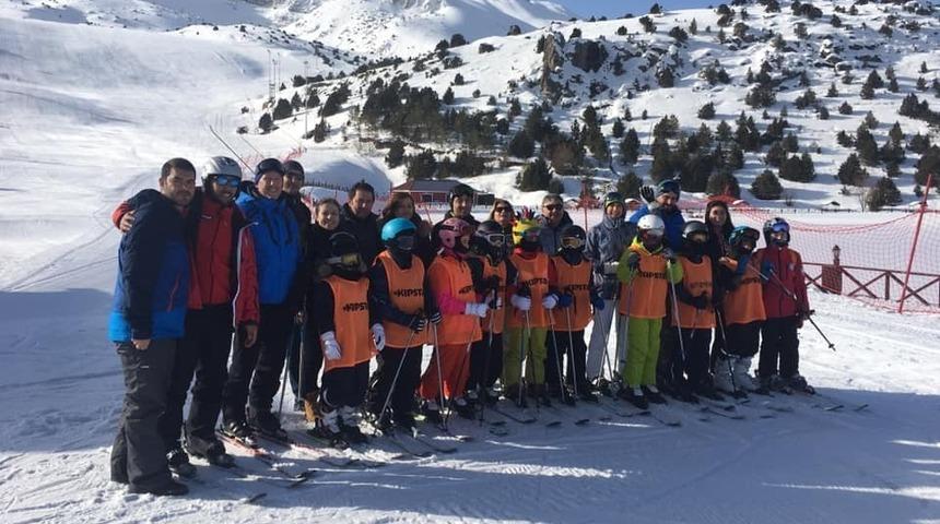 Ergan dağı kayak merkezi kayakseverlerin akınına uğruyor