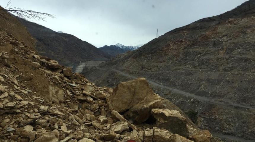 Kozluk&rsquo;ta heyelan nedeniyle ikinci defa kapanan grup k&ouml;y yolu ulaşıma a&ccedil;ıldı
