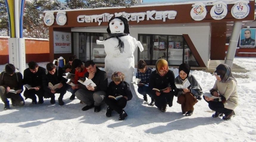 Kardan adamlı kitap okuma etkinliği