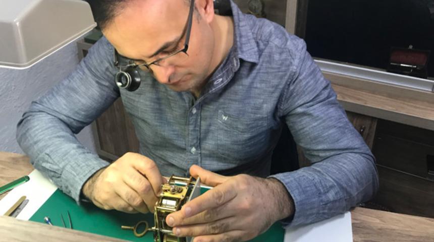 Bursa'da at&ouml;lye a&ccedil;tı... 550 yıllık saatleri tamir edip ilk g&uuml;nk&uuml; ihtişamına kavuşturuyor!