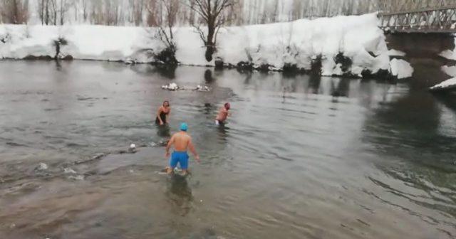 Tunceli’de 3 arkadaş buz gibi Munzur Çayı’nda yüzdü