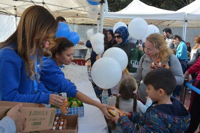 Aliağalı çocuklar pandomim ve marmelat kukla ile eğlendi