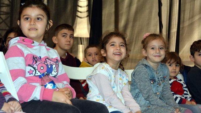 Aliağalı çocuklar pandomim ve marmelat kukla ile eğlendi