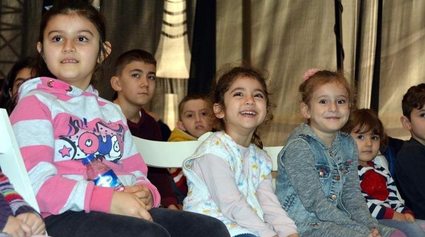 Aliağalı &ccedil;ocuklar pandomim ve marmelat kukla ile eğlendi
