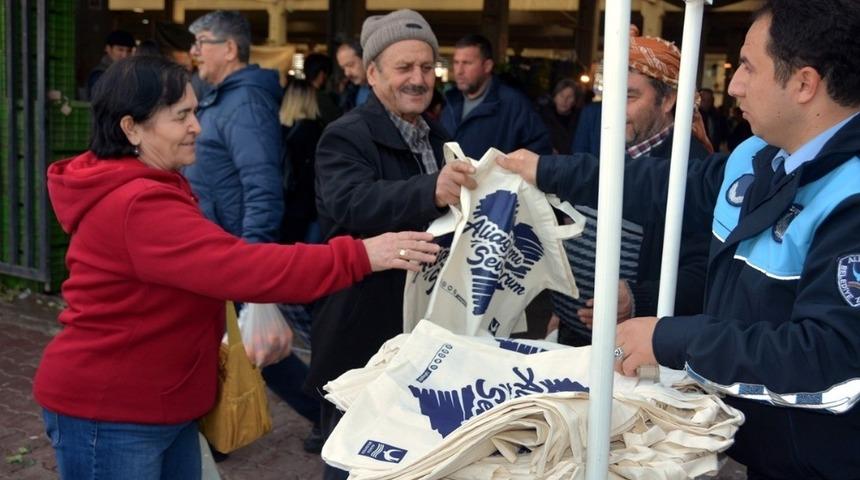 Aliağa Belediyesinden &ccedil;evre dostu bez &ccedil;anta