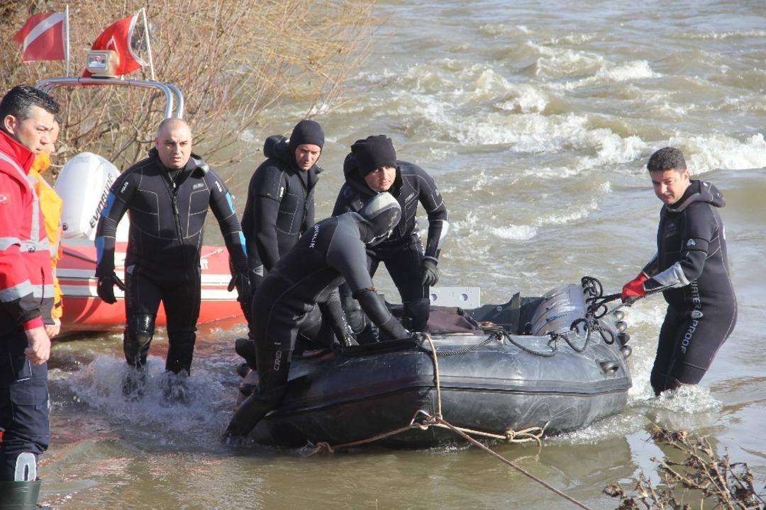 &Ccedil;anakkale&rsquo;de dereye u&ccedil;tuğu iddia edilen ara&ccedil; i&ccedil;in &ccedil;alışmalar devam ediyor
