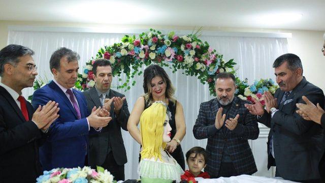 Ödüllü büst pastaları tanıtıp ikram ettiler