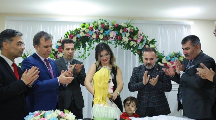 &Ouml;d&uuml;ll&uuml; b&uuml;st pastaları tanıtıp ikram ettiler