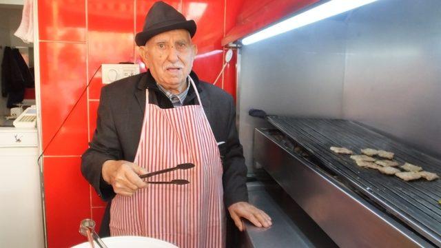 Burhaniye’de 102 yaşındaki köfteci ebediyete uğurlandı.