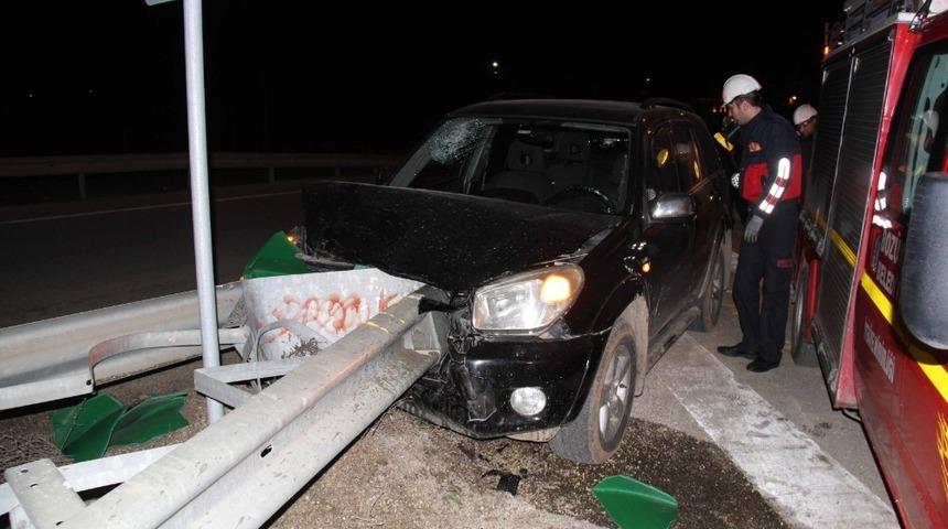 Otomobil bariyerlere &ccedil;arptı; 2 yaralı
